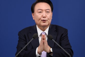 尹 대통령 지지율 20%대 회복 < 정치 < 기사본문 - 오토트리뷴 “사과 진정성 느껴서?”... 尹 대통령 지지율 20%대 회복 - 오토트리뷴