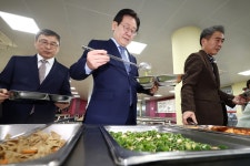 [포토] 오늘의 급식은 뭔가요? < 포토/영상 < 기사본문 - 오토트리뷴 [포토] 오늘의 급식은 뭔가요? - 오토트리뷴