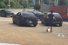 출시 임박한 신형 그랜저, 단체 도로 점령에 딱 걸렸다 < 출시예정 < 자동차 < 기사본문 - 오토트리뷴 현대차 무슨 일?... 출시 임박한 신형 그랜저... 