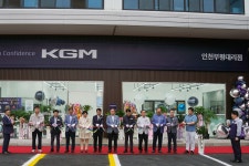 KGM, 인천부평 3S 복합 대리점 개소 < 업계소식 < 뉴스 < 기사본문... 정비소 따로 이제 끝... KGM, 인천부평 3S 복합 대리점 개소 - 오토트리뷴
