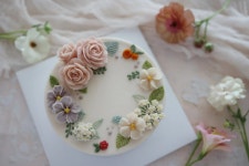 CLASS101+ | おいしい花が入ったアンジェウムの花刺繍もちケーキ おいしい花が入ったアンジェウムの花刺繍もちケーキ  | 라이스앤블룸