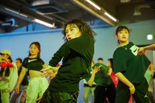 CLASS101 + | 원밀리언 댄스 스튜디오 with 리아킴 에게 배우는 댄스 입문  원밀리언 댄스 스튜디오 with 리아킴 에게 배우는 댄스... 