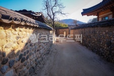 지붕, 기와, 한옥, 담, 돌담, 사진,이미지,일러스트,캘리그라피 - 호박세개천원작가 크라우드픽 - 저작권 걱정 없는 상업용 이미지