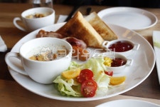 샌드위치, 브런치, 빵, 샐러드, 양상추, 사진,이미지,일러스트,캘리그라피 - 콜라비의 야간비행작가 크라우드픽 - 저작권 걱정 없는 상업용 이미지