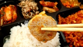 반찬, 도시락, 동그랑땡, 클로즈업, 나무젓가락, 사진,이미지,일러스트,캘리그라피 - 연두빛사랑찾아작가 크라우드픽 - 저작권 걱정 없는 상업용... 