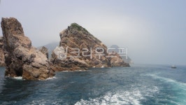 바위섬, sea, cliff, water, 섬, 사진,이미지,일러스트,캘리그라피 - 공간의 연결작가 크라우드픽 - 저작권 걱정 없는 상업용 이미지