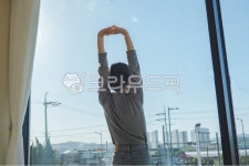 카페, 기지개, 창가, 창밖, 여성, 사진,이미지,일러스트,캘리그라피 - 톤앤매너작가 크라우드픽 - 저작권 걱정 없는 상업용 이미지