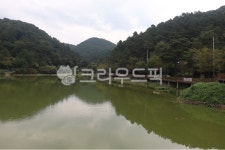 각화제, 저수지, 산책로, 나무다리, 산, 사진,이미지,일러스트,캘리그라피 - 언제나민들레작가 크라우드픽 - 저작권 걱정 없는 상업용 이미지