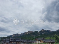 어둑컴컴, 산, 하늘, 구름, 한옥, 사진,이미지,일러스트,캘리그라피 - thingsoly작가 크라우드픽 - 저작권 걱정 없는 상업용 이미지