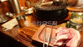 고깃집, 고기, 불판, 숯, 돼지고기, 사진,이미지,일러스트,캘리그라피 - LIA작가 크라우드픽 - 저작권 걱정 없는 상업용 이미지
