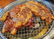숯불돼지왕갈비, 숯불돼지갈비, 왕갈비, 돼지갈비, 갈비, 사진,이미지,일러스트,캘리그라피 - 먹방작가 크라우드픽 - 저작권 걱정 없는 상업용 이미지