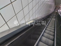 양성터널 입구(하행) | 계단, 에스컬레이터, 건물내부, 지하철입구, 하행, 사진,이미지,일러스트,캘리그라피 - YJL작가 크라우드픽 - 저작권 걱정 없는 상업용 이미지