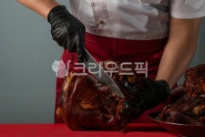 족발, 돼지족발, 쉐프, 남자, 칼, 사진,이미지,일러스트,캘리그라피 - 메라키스튜디오작가 크라우드픽 - 저작권 걱정 없는 상업용 이미지