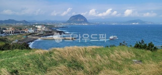 풍경, 제주도, 송악산, 바다, 배, 사진,이미지,일러스트,캘리그라피 - 구르메달가드시작가 크라우드픽 - 저작권 걱정 없는 상업용 이미지