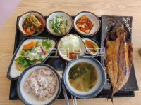 한상차림, 밥상, 생선구이, 된장국, 잡곡밥, 사진,이미지,일러스트,캘리그라피 - 찌언냐작가 크라우드픽 - 저작권 걱정 없는 상업용 이미지