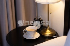 커피, 커피잔, 스탠드, 테이블, 조명, 사진,이미지,일러스트,캘리그라피 - anns작가 크라우드픽 - 저작권 걱정 없는 상업용 이미지