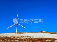 풍력발전기, 동산, 언덕, 언덕위의자, 알록달록, 사진,이미지,일러스트,캘리그라피 - 냥모라작가 크라우드픽 - 저작권 걱정 없는 상업용 이미지