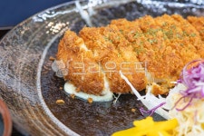 치즈돈까스, 치즈카츠, 돈까스, food, 음식, 사진,이미지,일러스트,캘리그라피 - 먹스타 킹콩작가 크라우드픽 - 저작권 걱정 없는 상업용 이미지