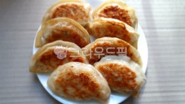 수제만두, 군만두, 만두, dumpling, frieddumplimg, 사진,이미지,일러스트,캘리그라피 - 꿈꾸는덩멍작가 크라우드픽 - 저작권 걱정 없는... 