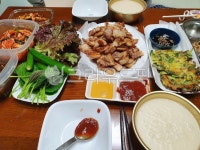 막걸리, 술상, 호박전, 삼겹살, 집밥, 사진,이미지,일러스트,캘리그라피 - 풋내기작가 크라우드픽 - 저작권 걱정 없는 상업용 이미지