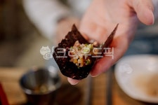 food, 음식, 손가락, 손, 참치, 사진,이미지,일러스트,캘리그라피 - Nheeyaa0112작가 크라우드픽 - 저작권 걱정 없는 상업용 이미지
