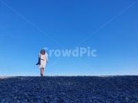 자갈, 사람, 뒷모습, 이쁜, 푸른, 사진,이미지,일러스트,캘리그라피 - Rins2작가 크라우드픽 - 저작권 걱정 없는 상업용 이미지