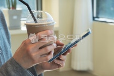 휴대폰, 핸드폰, 커피, 카페, 여성, 사진,이미지,일러스트,캘리그라피 - 톤앤매너작가 크라우드픽 - 저작권 걱정 없는 상업용 이미지