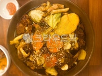 뼈찜, 감자탕찜, 간장뼈찜, 돼지뼈찜, 감자탕간장찜, 사진,이미지,일러스트,캘리그라피 - 리일리작가 크라우드픽 - 저작권 걱정 없는 상업용 이미지