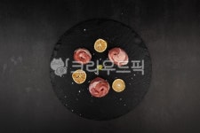 생고기, 돼지고기, 돼지목살, 목살, 숙성, 사진,이미지,일러스트,캘리그라피 - 메라키스튜디오작가 크라우드픽 - 저작권 걱정 없는 상업용 이미지