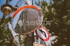 표지판, 일반통행, 반사경, 전봇대, 풍경, 사진,이미지,일러스트,캘리그라피 - 늦다작가 크라우드픽 - 저작권 걱정 없는 상업용 이미지
