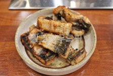 장어, 장어구이, 숯불구이, 숯불장어구이, 접시, 사진,이미지,일러스트,캘리그라피 - 늑돌이작가 크라우드픽 - 저작권 걱정 없는 상업용 이미지