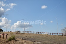 언덕, 울타리, 풀밭, 하늘, 구름, 사진,이미지,일러스트,캘리그라피 - 모리나라작가 크라우드픽 - 저작권 걱정 없는 상업용 이미지