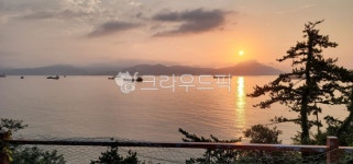 자연, 바다, 석양, 노을, 소나무, 사진,이미지,일러스트,캘리그라피 - 니콜렌즈작가 크라우드픽 - 저작권 걱정 없는 상업용 이미지