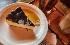 바스크치즈케이크, 디저트, 케이크, 카페, 후식, 사진,이미지,일러스트,캘리그라피 - o1703작가 크라우드픽 - 저작권 걱정 없는 상업용 이미지