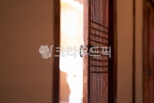 한옥문, 열린문, 문고리, 방문, 한옥, 사진,이미지,일러스트,캘리그라피 - buttonhole작가 크라우드픽 - 저작권 걱정 없는 상업용 이미지