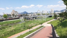 강변길, 산책길, 하늘, 길, 나무, 사진,이미지,일러스트,캘리그라피 - 연두빛사랑찾아작가 크라우드픽 - 저작권 걱정 없는 상업용 이미지