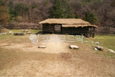 문경새재, 초가집, 전통가옥, 민속촌, 마당, 사진,이미지,일러스트,캘리그라피 - 빈티지라이프작가 크라우드픽 - 저작권 걱정 없는 상업용 이미지