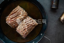 소갈비, 냄비, 생갈비, 한우, 한우갈비, 사진,이미지,일러스트,캘리그라피 - 메라키스튜디오작가 크라우드픽 - 저작권 걱정 없는 상업용 이미지