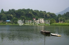 강, 호수, 저수지, 풍경, 나룻배, 사진,이미지,일러스트,캘리그라피 - 귀리작가 크라우드픽 - 저작권 걱정 없는 상업용 이미지