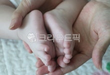발, 아기발, 엄마손, 아기와엄마, 귀여움, 사진,이미지,일러스트,캘리그라피 - Mountain Kim작가 크라우드픽 - 저작권 걱정 없는 상업용 이미지