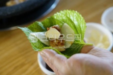 삼겹살, 쌈, 고기쌈, 채소, 고기, 사진,이미지,일러스트,캘리그라피 - 맛있는 사진작가 크라우드픽 - 저작권 걱정 없는 상업용 이미지