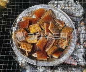 돼지껍데기, 껍데기, 돼지, 은박접시, 석쇠, 사진,이미지,일러스트,캘리그라피 - 먹방작가 크라우드픽 - 저작권 걱정 없는 상업용 이미지