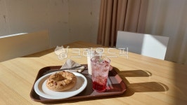 카페, 오후, 햇살, 행복한시간, 소확행, 사진,이미지,일러스트,캘리그라피 - amilkrz작가 크라우드픽 - 저작권 걱정 없는 상업용 이미지