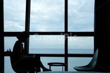 인간, 바다앞호텔, 여자, 바다뷰, 여자실루엣, 사진,이미지,일러스트,캘리그라피 - 리영작가 크라우드픽 - 저작권 걱정 없는 상업용 이미지