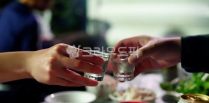 술, 한잔, 짠, 친구, 소주, 사진,이미지,일러스트,캘리그라피 - newcastle25작가 크라우드픽 - 저작권 걱정 없는 상업용 이미지