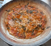 솥뚜껑, 메기매운탕, 매운탕, 음식, 국물, 사진,이미지,일러스트,캘리그라피 - 용용이작가 크라우드픽 - 저작권 걱정 없는 상업용 이미지