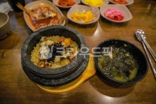 돌솥, 돌솥뚝배기, 미역국, 한식, 한상차림, 사진,이미지,일러스트,캘리그라피 - MCtheJo작가 크라우드픽 - 저작권 걱정 없는 상업용 이미지