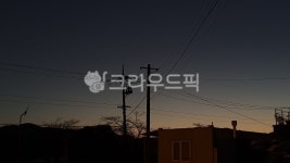저녁, 전봇대, 노을, 하루, 달, 사진,이미지,일러스트,캘리그라피 - 망고맘작가 크라우드픽 - 저작권 걱정 없는 상업용 이미지