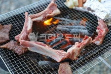 돼지고기, 등갈비, 고기, 캠핑고기, 펜션고기, 사진,이미지,일러스트,캘리그라피 - 빈앤온작가 크라우드픽 - 저작권 걱정 없는 상업용 이미지