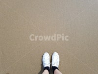 모래, 발, 흰운동화, 여백, 여름, 사진,이미지,일러스트,캘리그라피 - N4uwltn작가 크라우드픽 - 저작권 걱정 없는 상업용 이미지